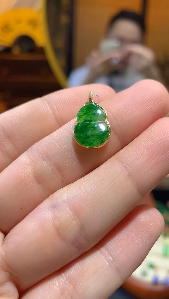 翡翠18K金镶嵌颈饰葫芦