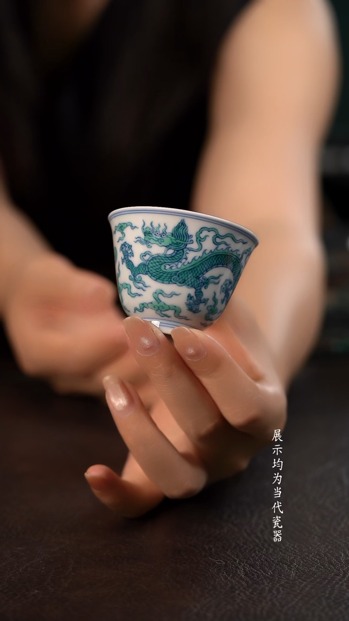 云霞珍藏斗彩龙纹小铃铛杯