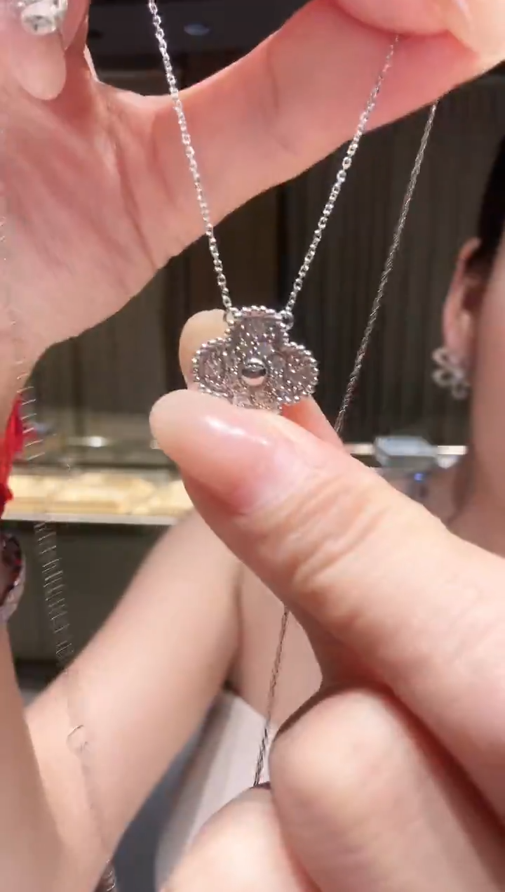 铂Pt950镶嵌项链钻石满钻四叶草