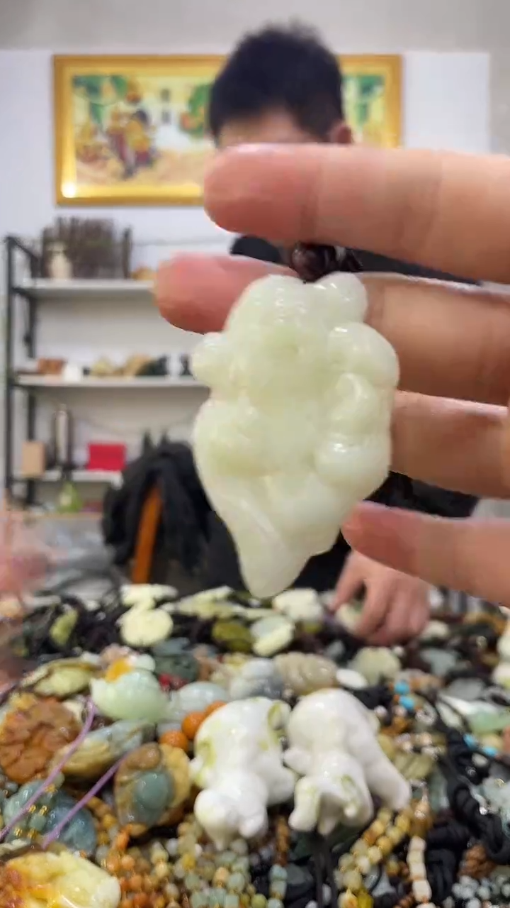 未镶嵌蛇纹石玉吊坠  
