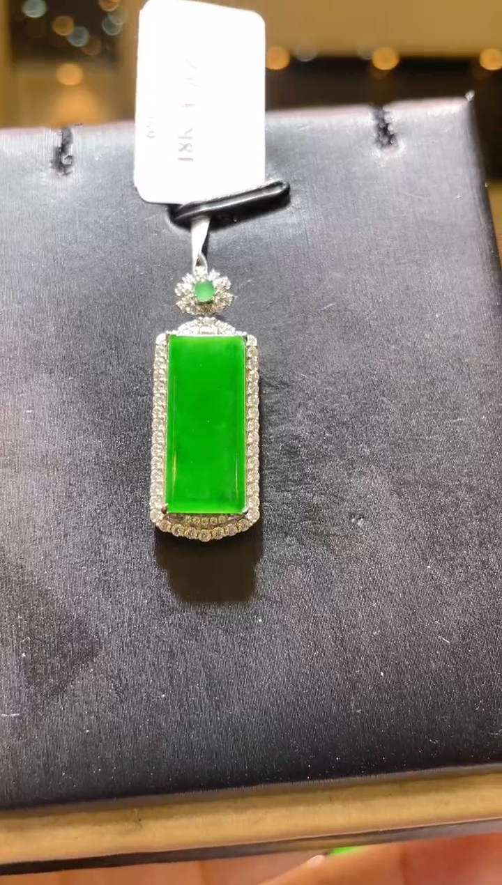 【闪购商品】翡翠吊坠(赠链)18K金镶嵌A17