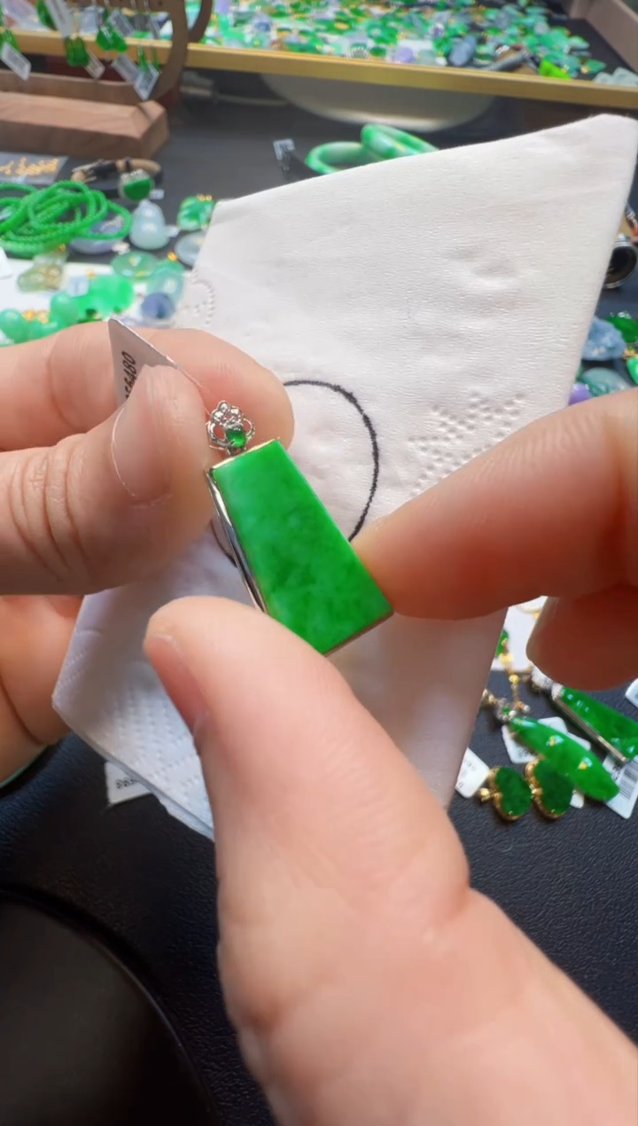 【闪购商品】翡翠吊坠(不含链)18K金镶嵌980