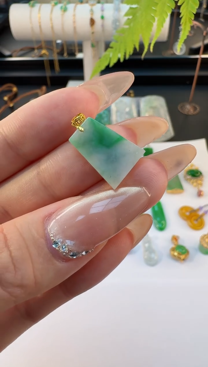 【闪购商品】翡翠颈饰18K金镶嵌缅甸翡翠A货吊坠