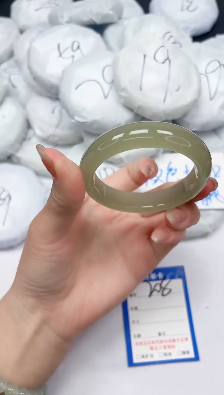 未镶嵌手镯石英质玉208/54.4