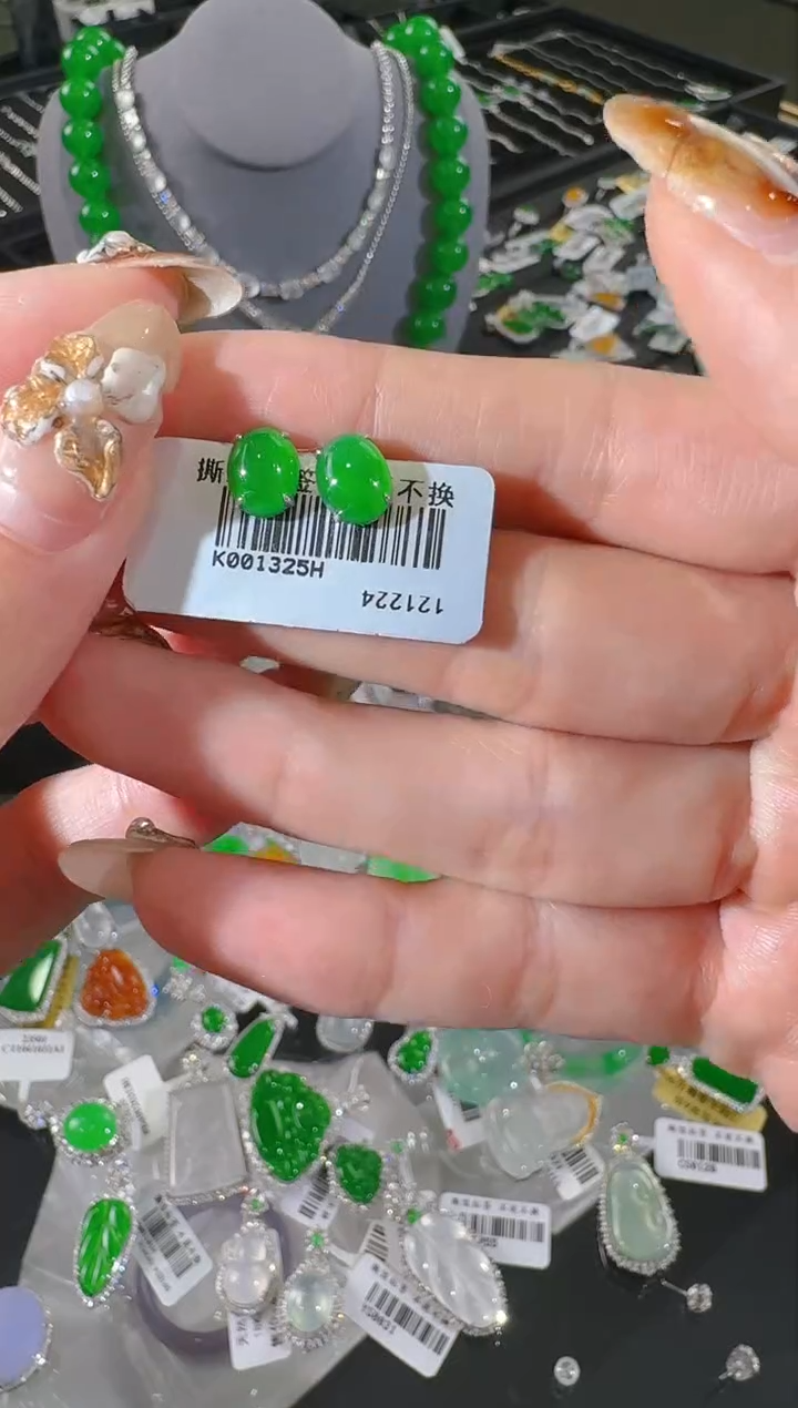 【闪购商品】翡翠耳钉18K金镶嵌蛋面