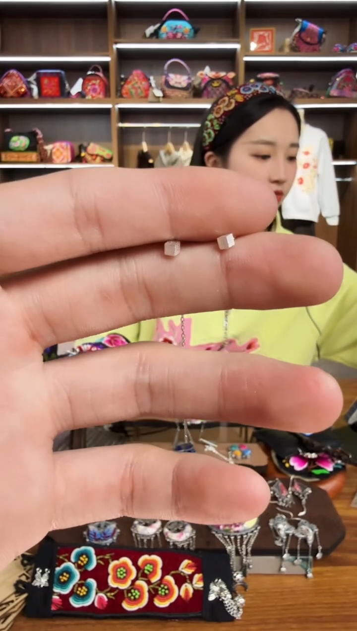 【闪购商品】织绣179蒙阿苏苗绣传承