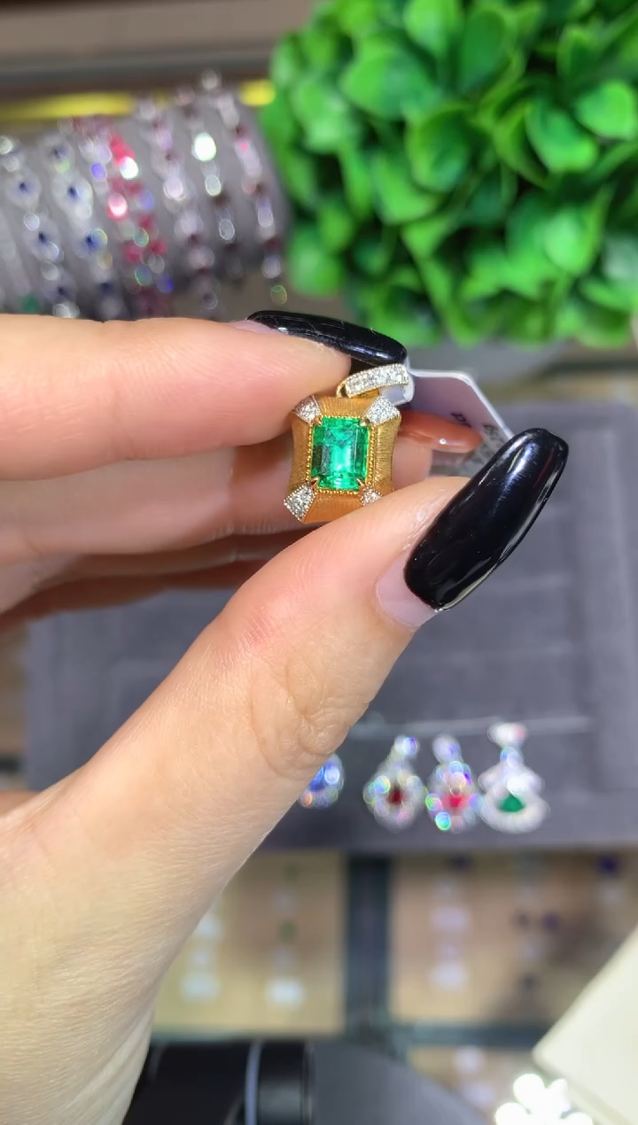 吊坠(不含链)18K金镶嵌祖母绿0.86CT