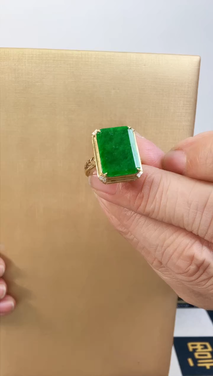 翡翠戒指18K金镶嵌戒指