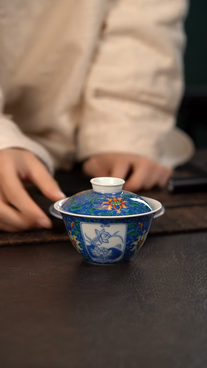 【闪购商品】杯聚澜堂斗彩蓝地开窗花卉盖碗