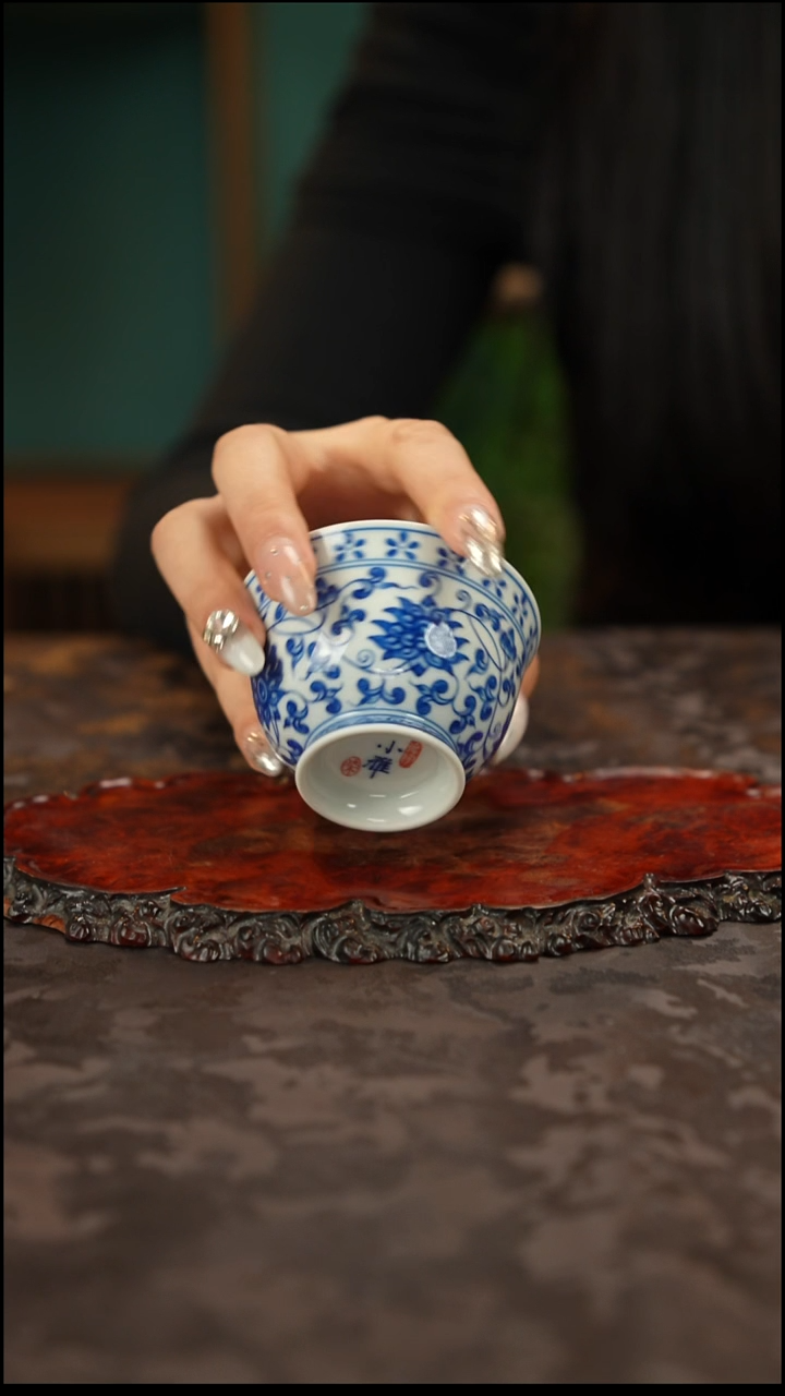 青花手绘缠枝莲主人杯