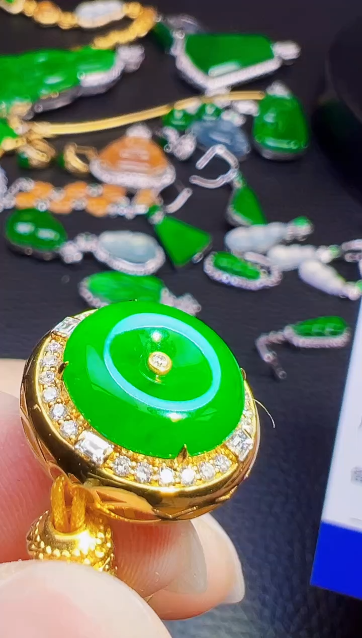 足金镶嵌手链翡翠心****️翡翠