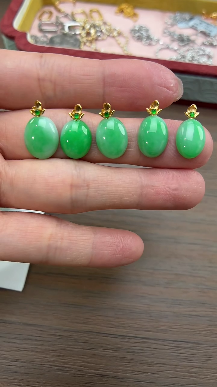 颈饰18K金镶嵌翡翠蛋面 多样性发货