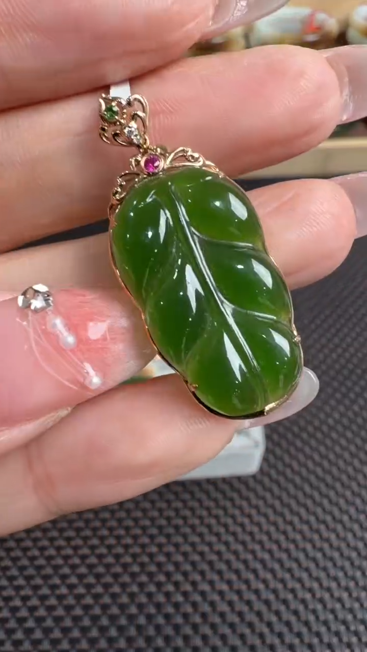颈饰18K金镶嵌和田玉挂件