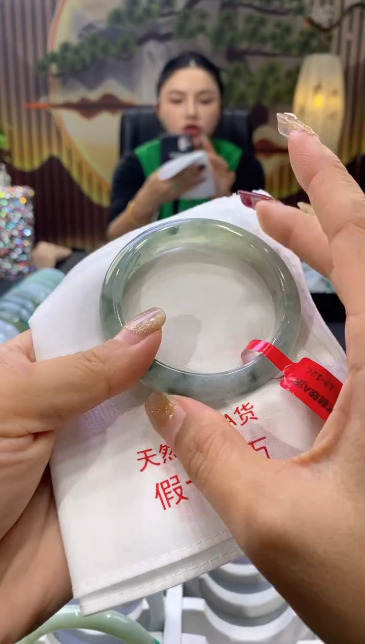 【闪购商品】翡翠未镶嵌手镯多人06100