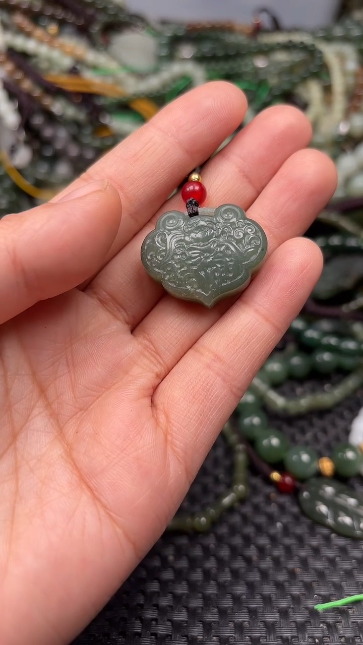 颈饰未镶嵌和田玉1