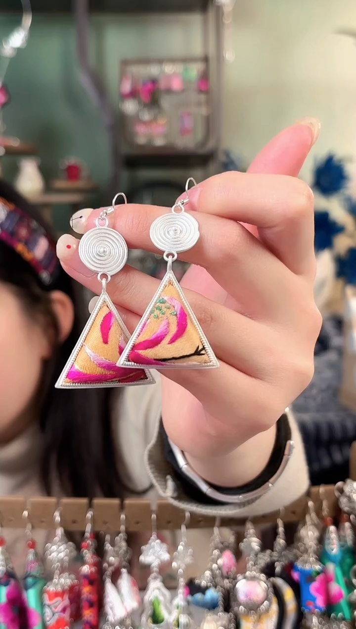 彩云南阁非遗老绣饰品742*