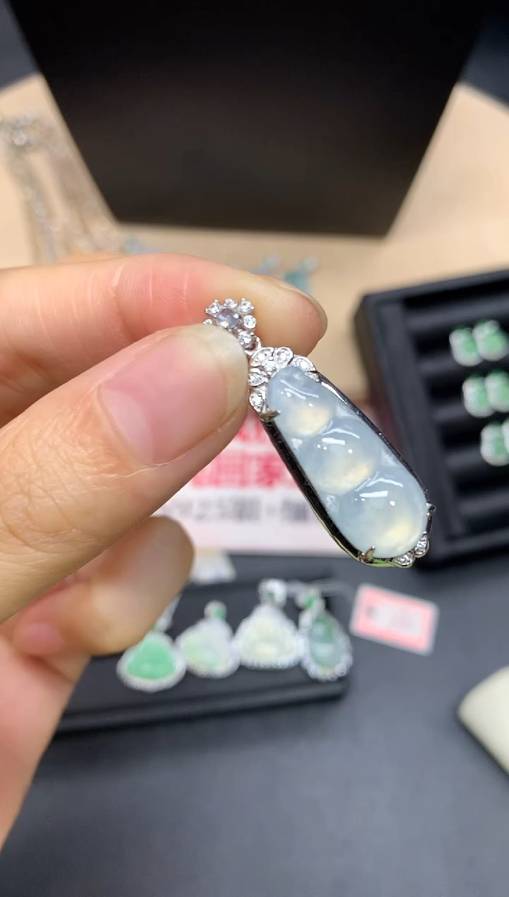 【闪购商品】翡翠吊坠(不含链)银S925镶嵌福豆【无服务费】