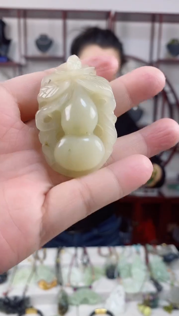 未镶嵌岫玉颈饰1