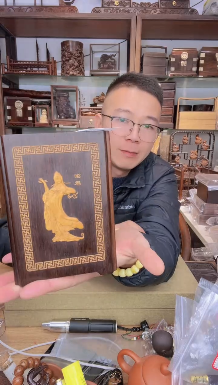 【闪购商品】乌木类书架653大红酸枝嵌黄杨笔筒 四大美女