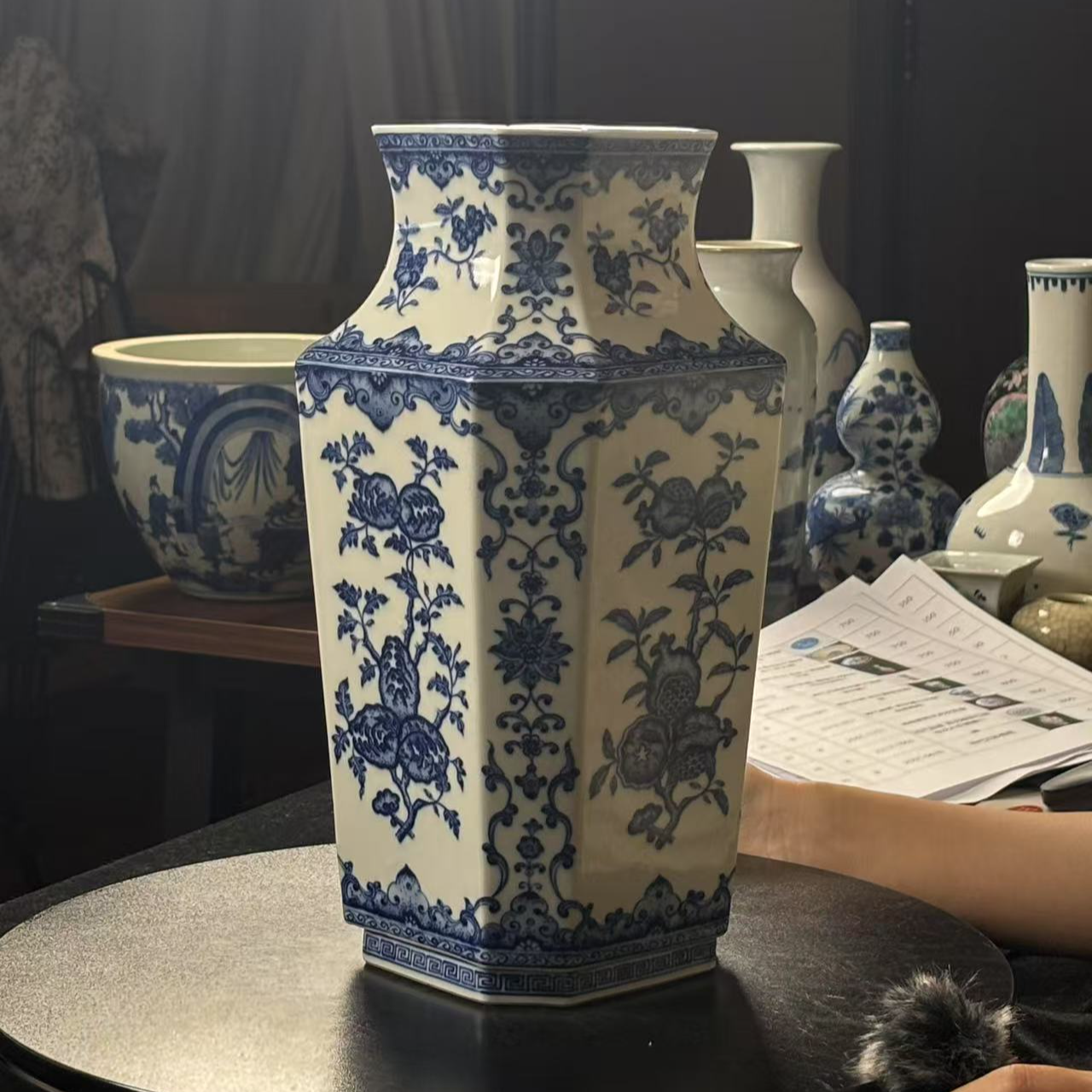 清代乾隆 青花三多纹四方倭角瓶