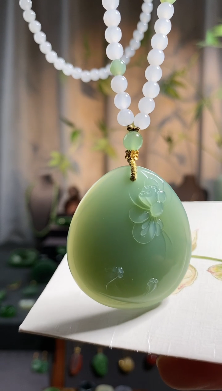 【闪购商品】和田玉颈饰未镶嵌，粉青荧光料，双鱼戏莲花