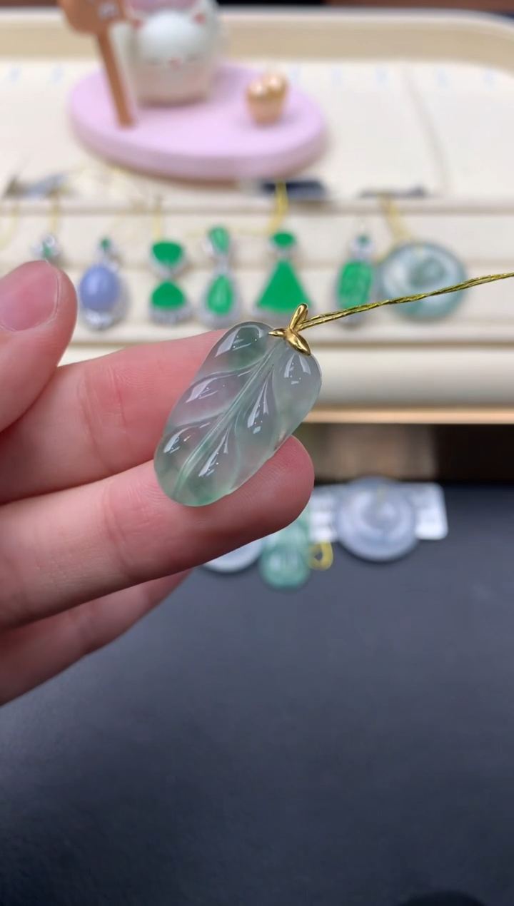 【闪购商品】翡翠颈饰18K金镶嵌A585....