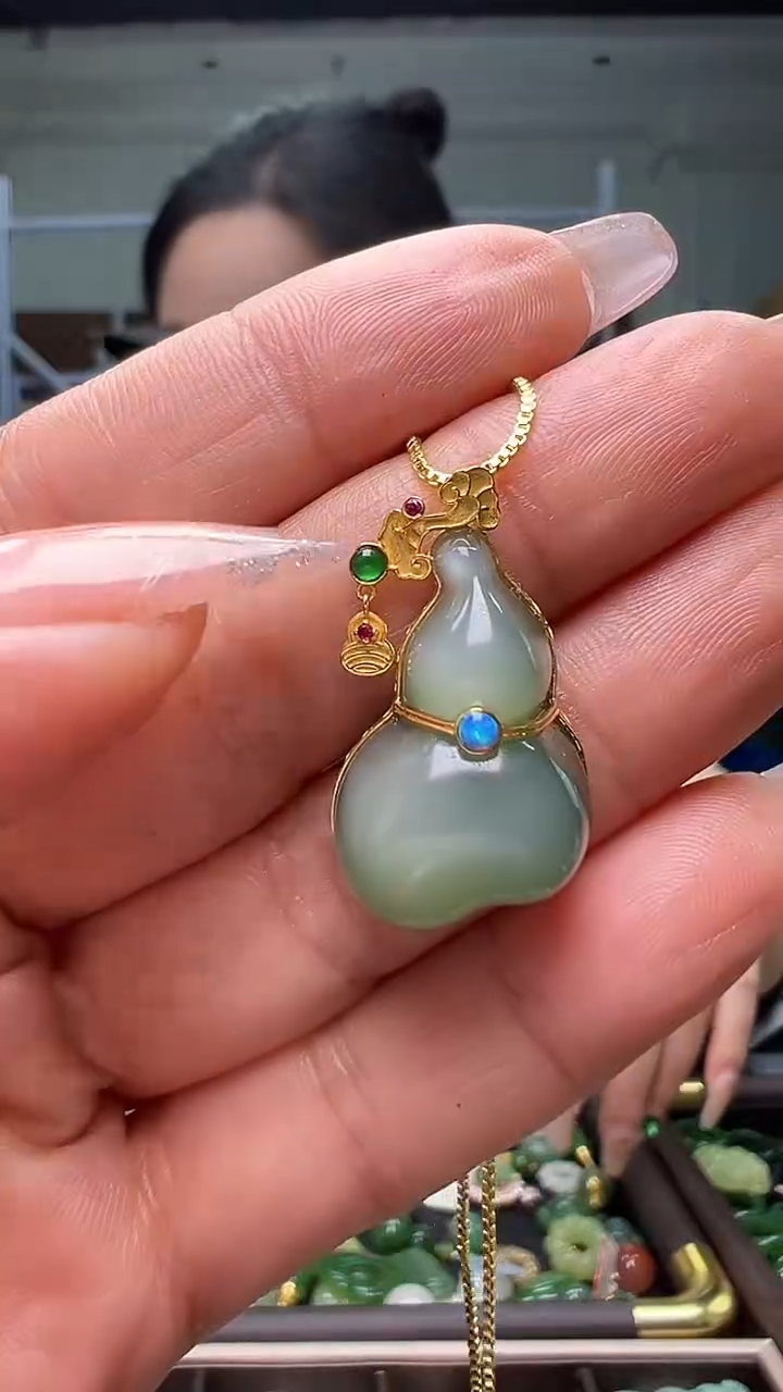 颈饰18K金镶嵌和田玉(多样性发货.发其一)12.09.79