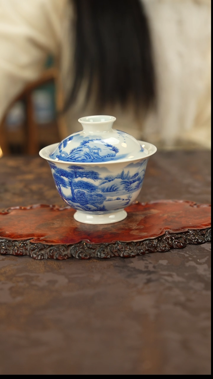 青花手绘山水盖碗