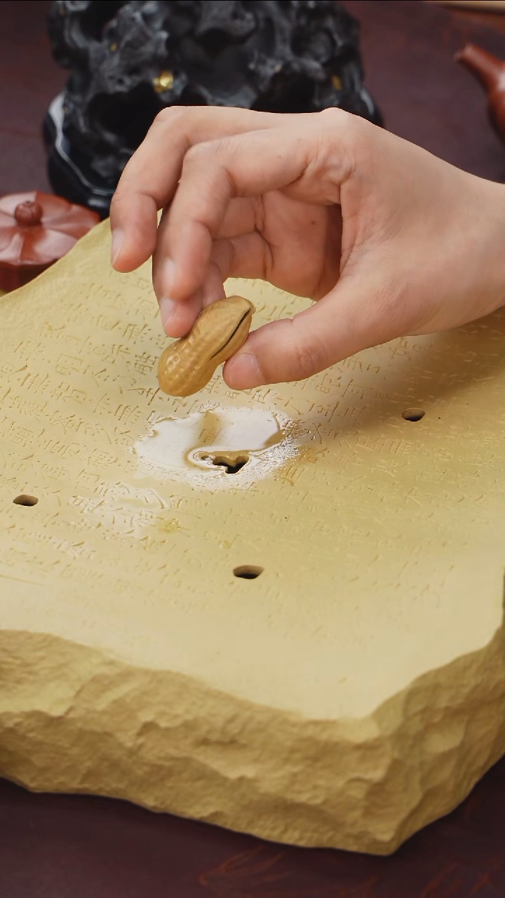 开口笑花生紫砂摆件