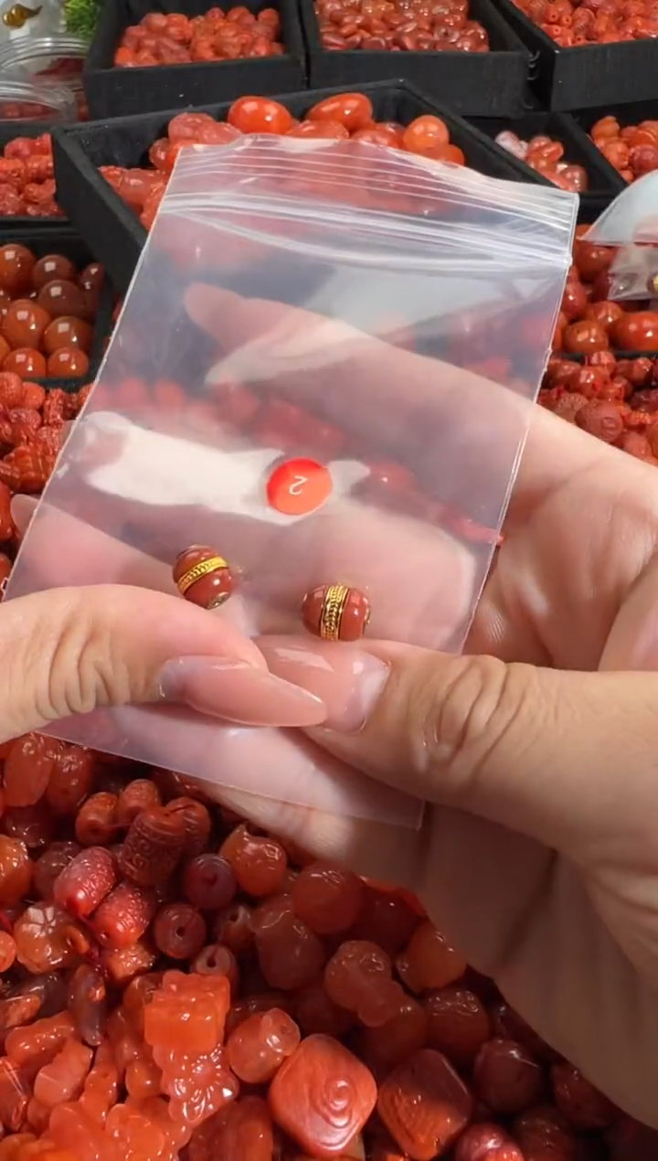 南红玛瑙未镶嵌颈饰1