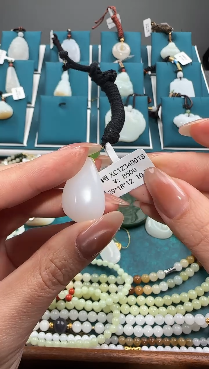 颈饰未镶嵌和田玉吊坠 XC