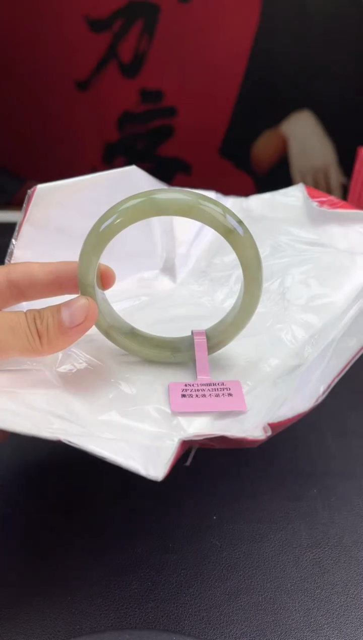 翡翠未镶嵌手镯2翡翠手镯（微瑕）