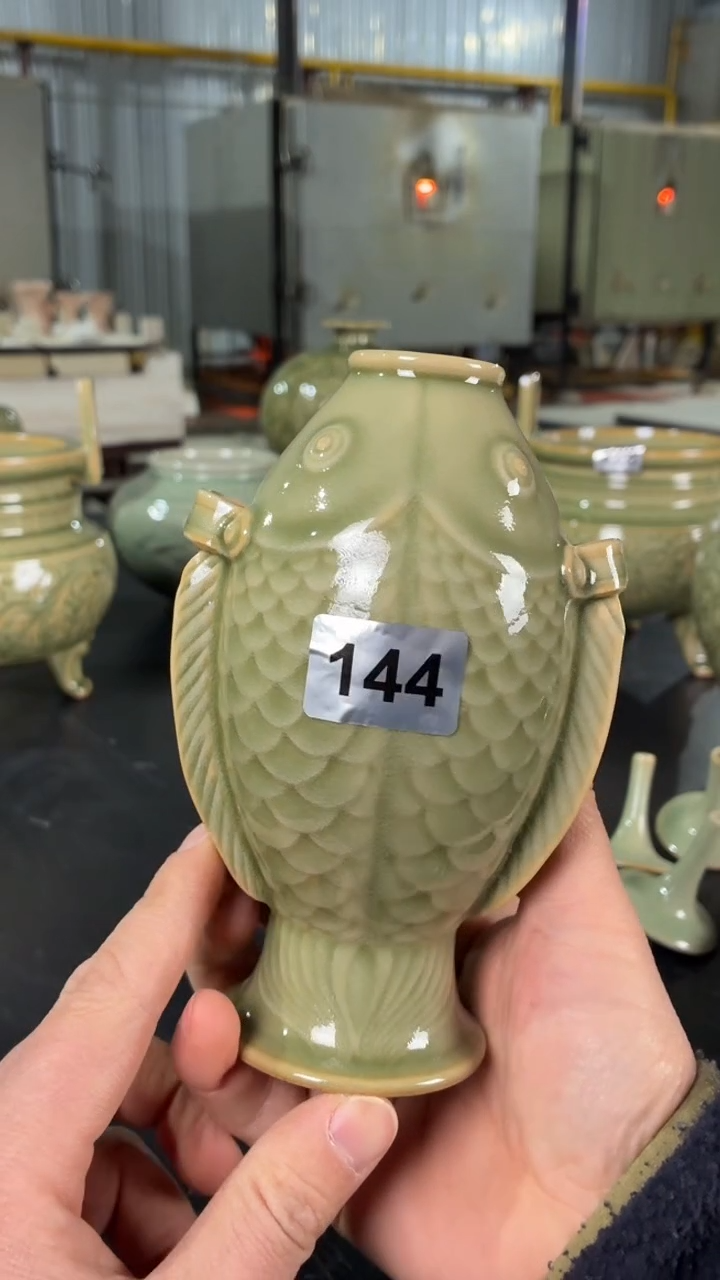 耀州窑仰山鱼瓶 144