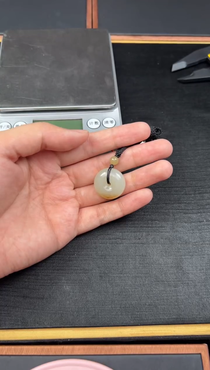 【闪购商品】和田玉吊坠(赠链)未镶嵌且末金山微色差