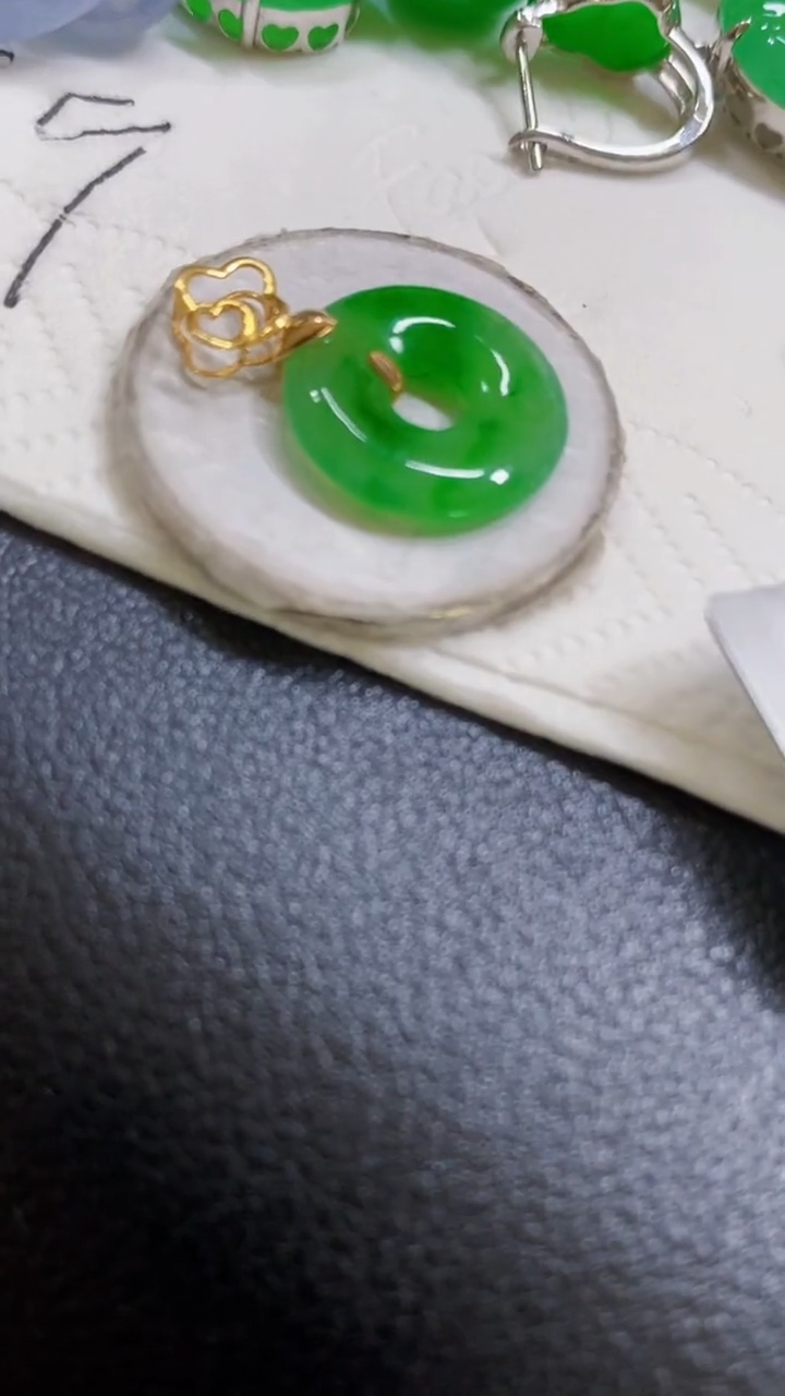 颈饰18K金镶嵌翡翠吊坠