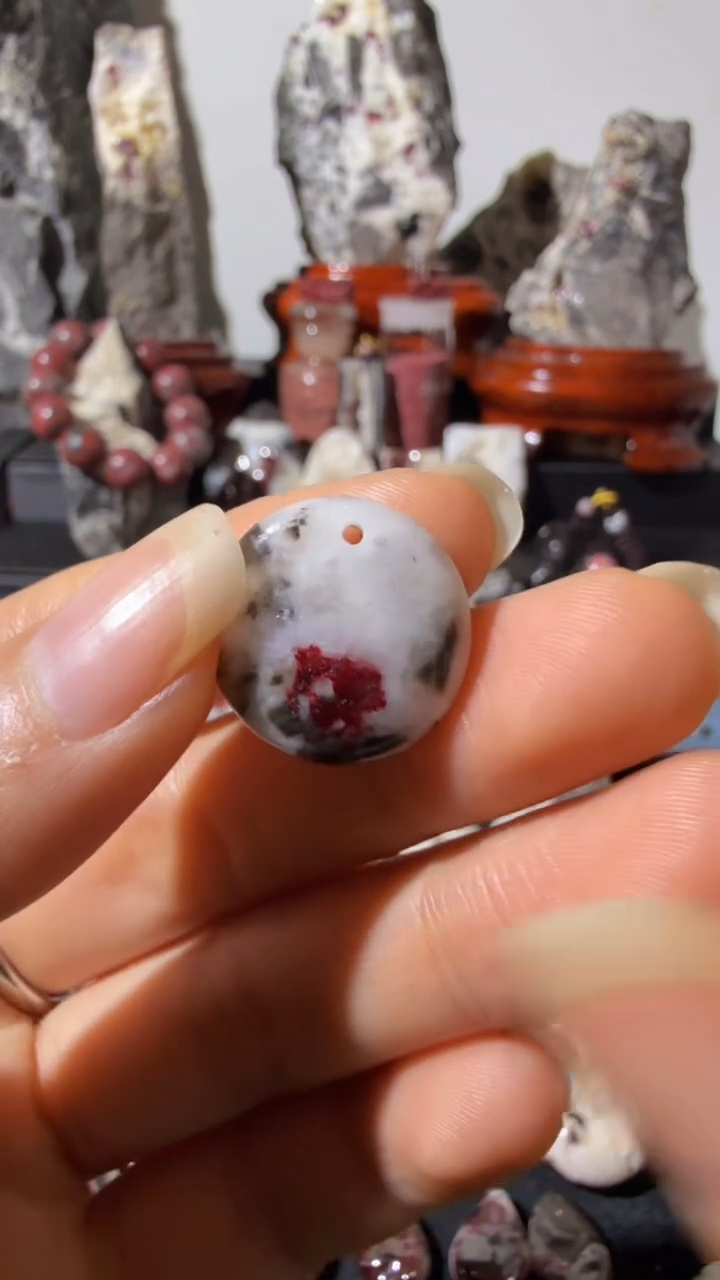 天然辰砂天然辰砂天然朱砂大晶砂随行吊坠