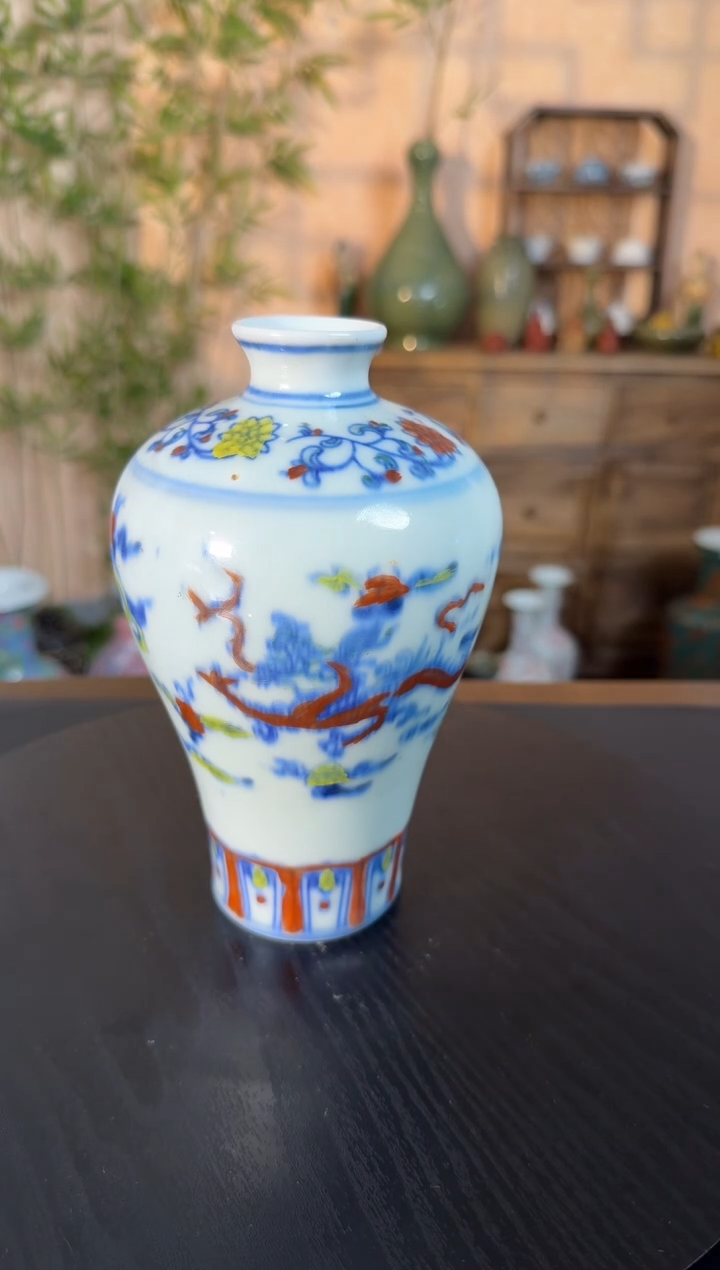 摆件瓷斗彩云龙缠枝纹瓷瓶