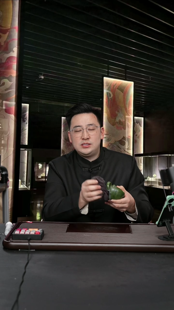 紫砂茶宠寿桃壶福在眼前绿泥
