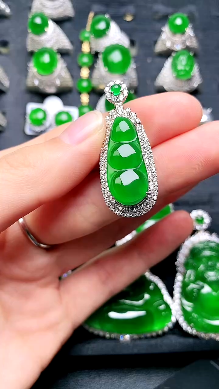 【闪购商品】翡翠吊坠(赠链)未镶嵌福豆吊坠