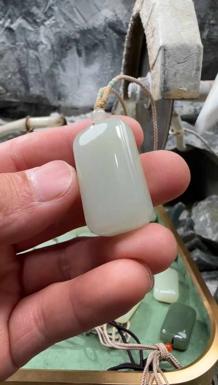 和田玉未镶嵌颈饰吊坠