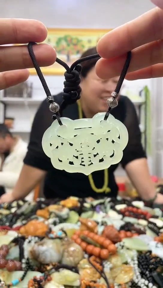 未镶嵌蛇纹石玉挂件 