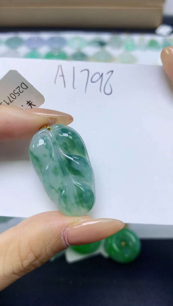 颈饰18K金镶嵌翡翠天然缅甸A货翡翠百元以上9元证书费自理