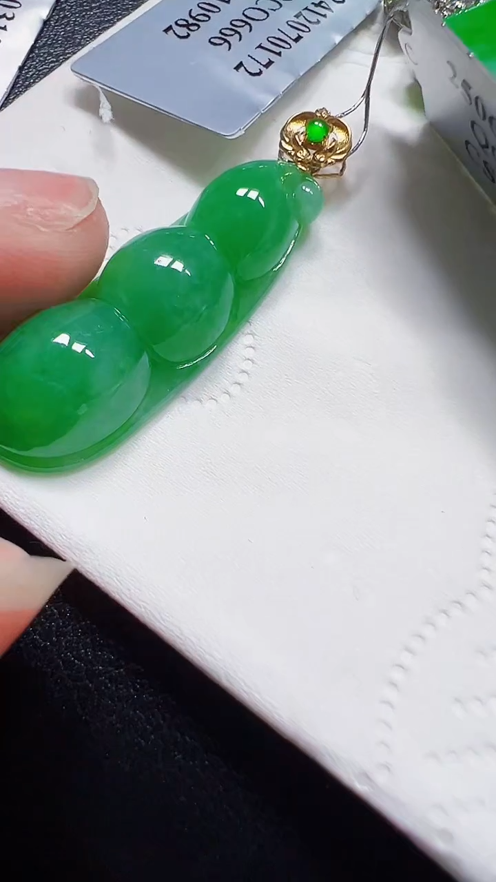颈饰18K金镶嵌翡翠豆