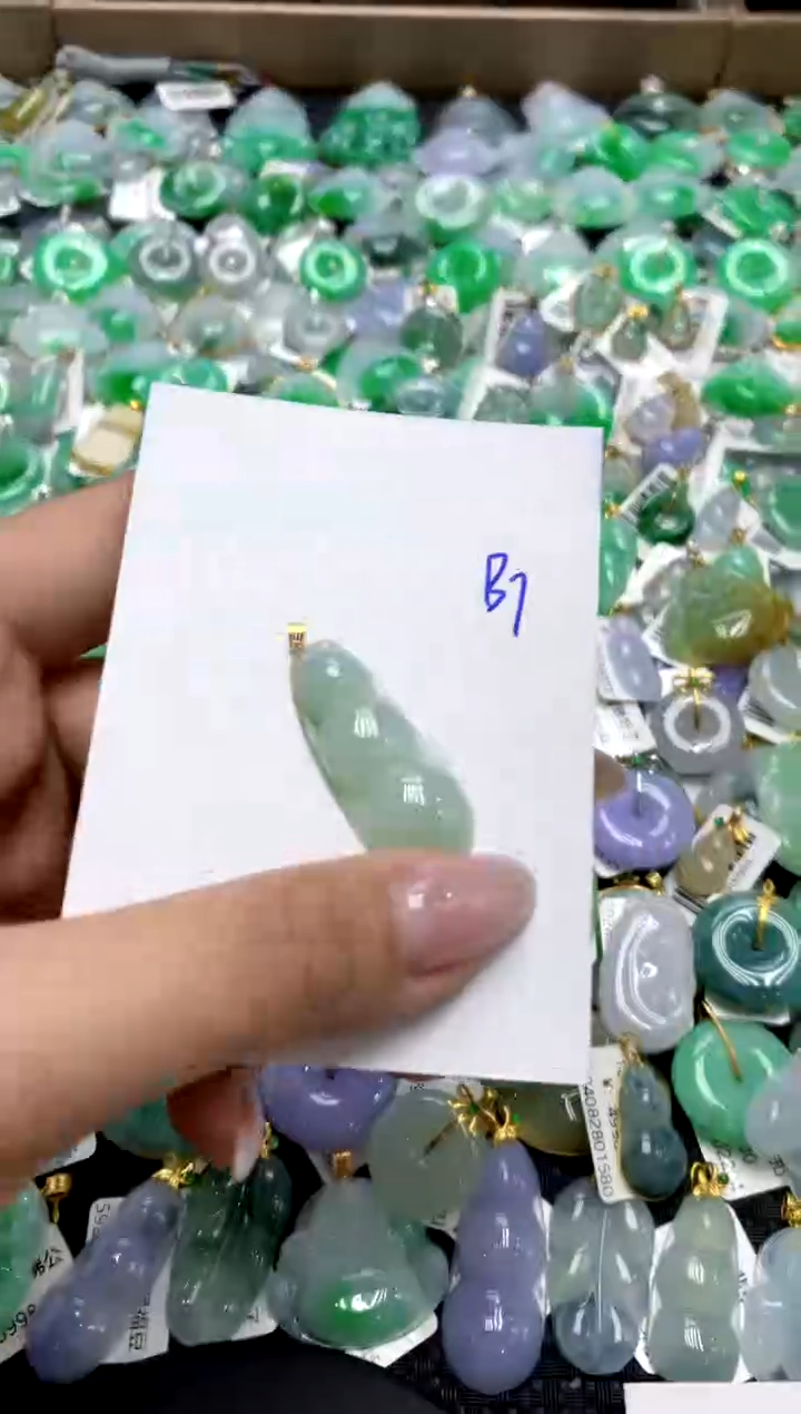 翡翠18K金镶嵌颈饰1111111111111111