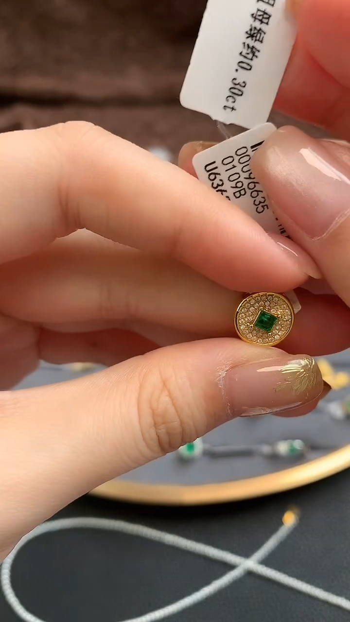 吊坠18K金镶嵌祖母绿0.3ct@@U6363