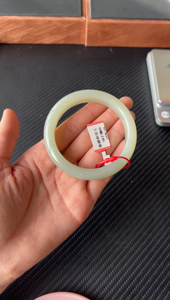 【闪购商品】和田玉手镯未镶嵌且末微色差近矿60