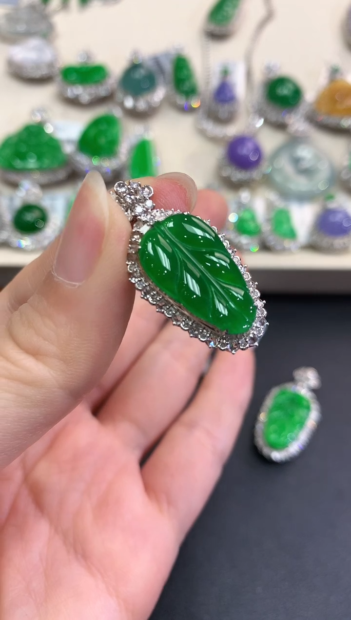 【闪购商品】翡翠颈饰18K金镶嵌D65   