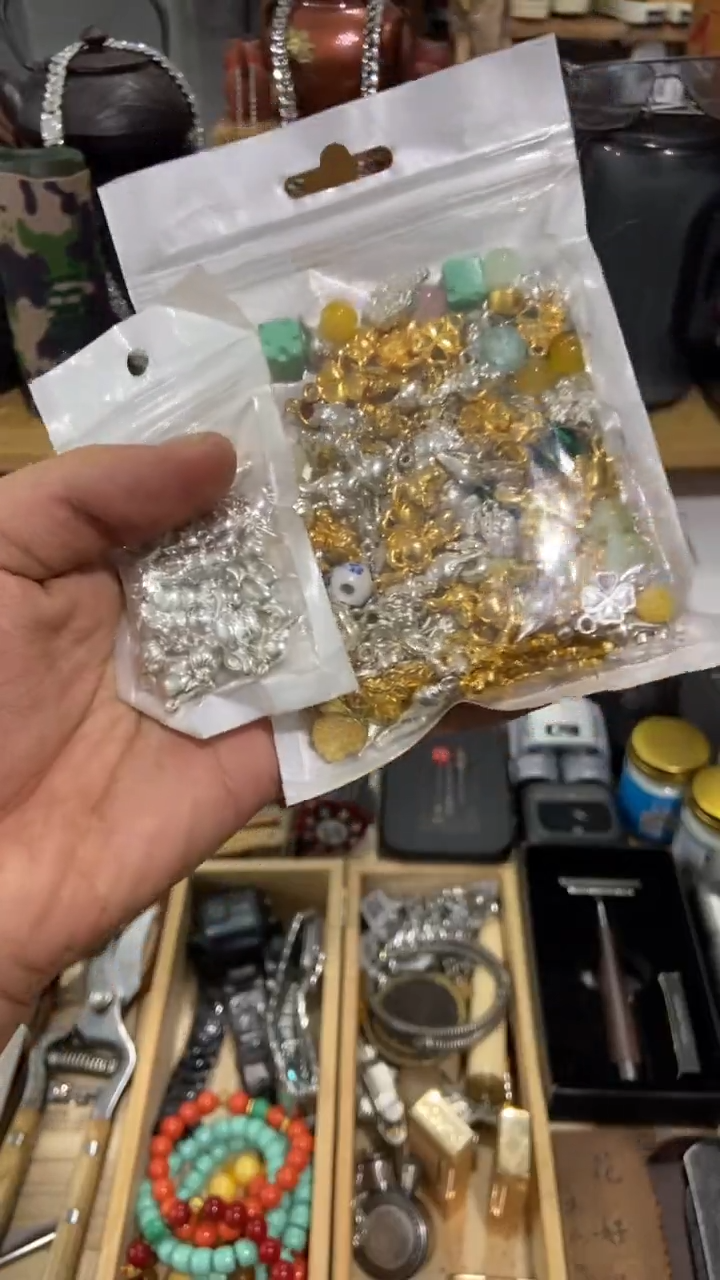 瓷片闪购商品  如图所示