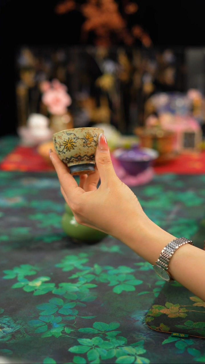 青色··········高足杯