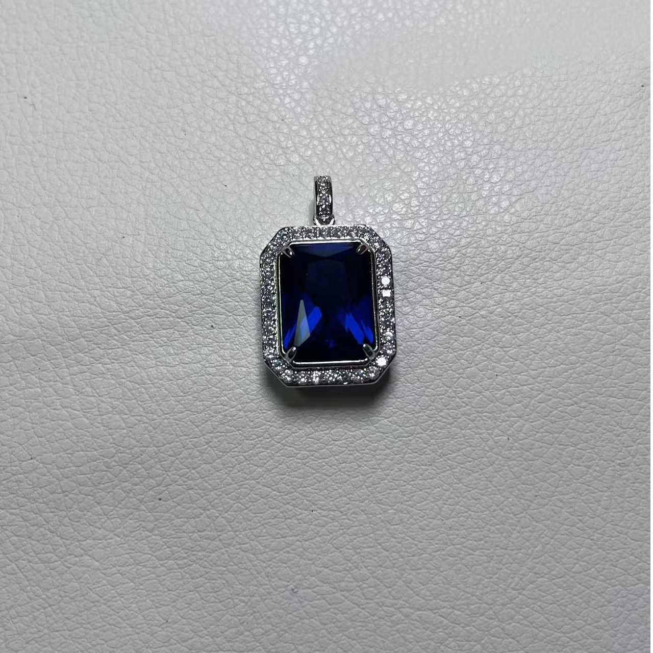 典藏精致蓝宝石精工镶嵌培育合金吊坠781